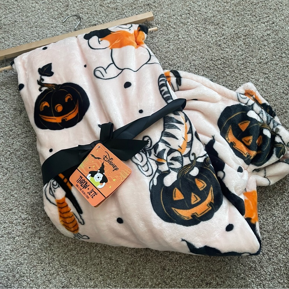 Disney Winnie The Pooh Halloween Plush Throw